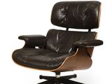 une photo d'un fauteuil en cuir noir avec un piètement en bois