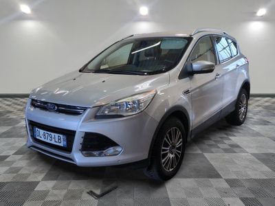 La Ford Escape de 2013 est garée dans une grande pièce