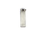 un briquet posé sur une surface blanche