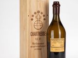 une bouteille de vin posée à côté d'une caisse en bois