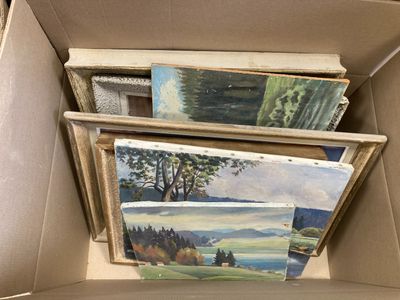 de nombreux tableaux dans une boîte en carton posée sur la table