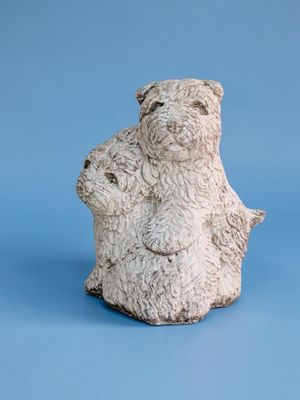 Sujet en pierre reconstituée "Chienne et son chiot", 34 x 28…