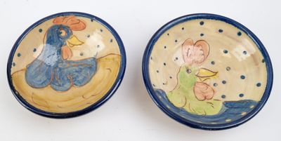 deux petits bols décorés de motifs, posés sur un fond blanc