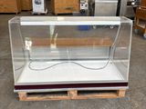 une photo d'une vitrine dans un entrepôt