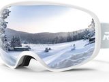 des lunettes de ski avec, en arrière-plan, l'image d'une station de ski
