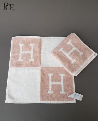 Les deux serviettes sont posées l'une à côté de l'autre sur la table.