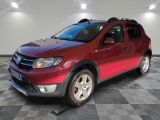 une photo d'un SUV rouge garé dans un garage
