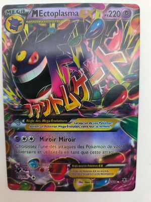 gros plan d'une carte pokemon sur une surface blanche