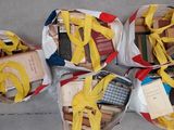 quatre sacs remplis de livres, entourés d'un ruban jaune, posés par terre