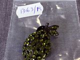 une petite pomme verte dans un sac transparent posé sur une table
