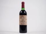 une bouteille de vin rouge avec un bouchon, sur fond blanc