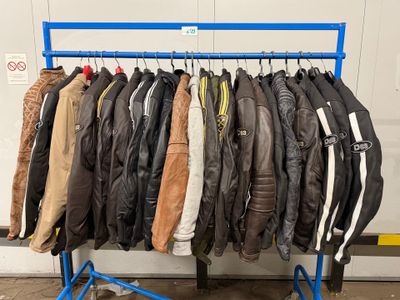 beaucoup de vestes suspendues à un portant dans un garage