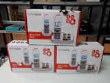 trois boîtes de téléphones portables empilées les unes sur les autres sur une table