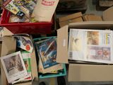 une boîte remplie de livres et de magazines posée par terre