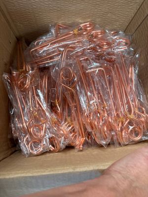une boîte remplie de fil de cuivre emballé dans du plastique