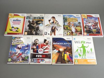 Plusieurs jeux Wii sont alignés sur une table
