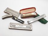 cinq types d'harmonicas différents dans un étui