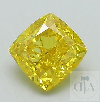 un diamant jaune de taille carrée au centre