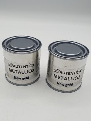 deux pots de peinture métallisée sur une surface blanche