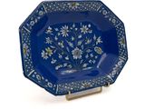une assiette bleue ornée d'un motif floral