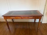 une table en bois avec un plateau en verre, posée sur un parquet en bois massif