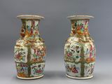 paire de vases chinois ornés de scènes orientales sur fond gris