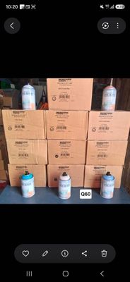 plusieurs canettes de soda posées sur une pile de cartons