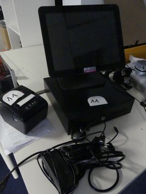 un ordinateur portable posé sur un bureau blanc