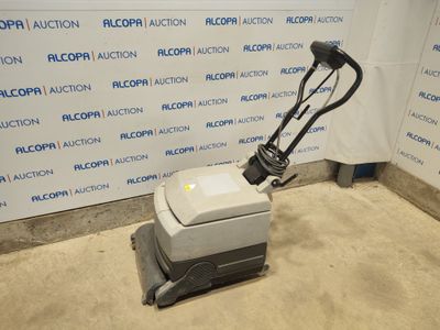 une image représentant un robot assis dans une pièce
