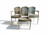 trois chaises avec des coussins de dossier rembourrés et un repose-pieds assorti