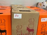 Plusieurs boîtes de croquettes pour chiens sont posées sur une étagère dans un magasin