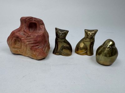 Plusieurs types de figurines sont exposées sur une surface blanche