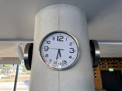 une horloge située sur le côté d'un immeuble