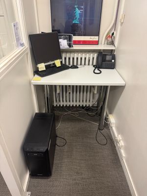 un bureau équipé d'un ordinateur et d'un moniteur