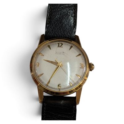 une image d'un gros plan d'une montre-bracelet sur une surface blanche