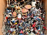 une boîte en carton remplie de jouets de toutes sortes