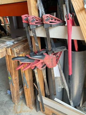 de nombreux outils posés sur un rack