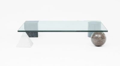 une photo d'une table basse en verre sur laquelle repose une balle