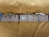 de nombreux outils de toutes sortes accrochés à un mur