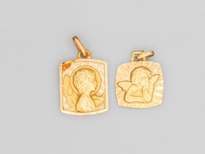 une paire de pendentifs plaqués or représentant une femme et un enfant