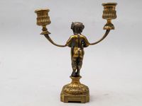 Paire de candélabres en bronze ciselé et doré à deux lumière… (photo 5)