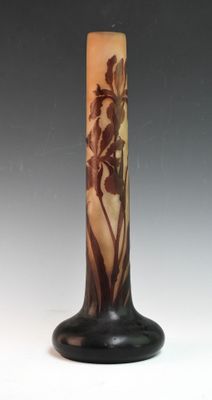 un vase orné d'un motif floral, posé sur une table