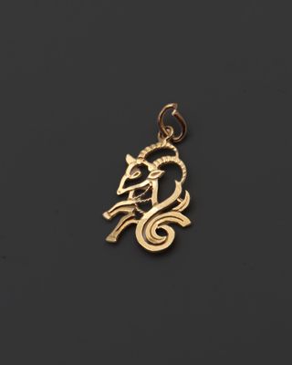 un pendentif plaqué or orné d'un oiseau
