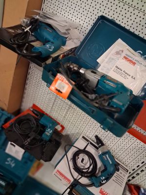 de nombreux outils qui se trouvent sur les rayons du magasin