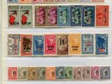 une photo d'une collection de timbres du monde entier