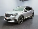 Le nouveau SUV Peugeot est exposé dans le showroom du concessionnaire automobile.