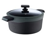 un gros plan d'une casserole avec son couvercle sur fond blanc