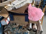 un chariot rempli de cartons et d'autres objets dans un entrepôt
