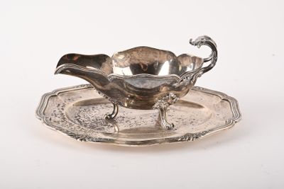 une assiette en argent ornée d'un oiseau