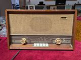 une vieille radio posée sur une table dans une pièce